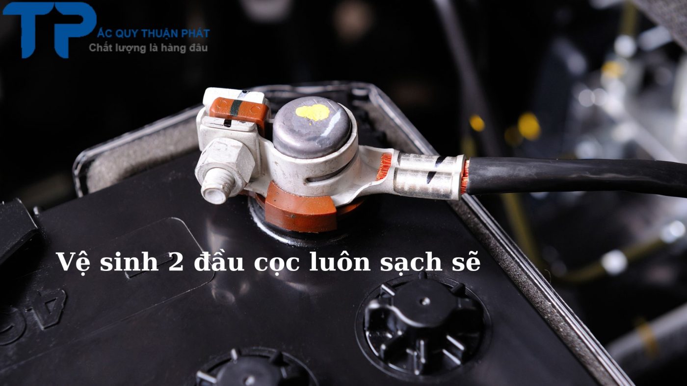 Vệ sinh 2 đầu cọc ắc quy luôn sạch sẽ