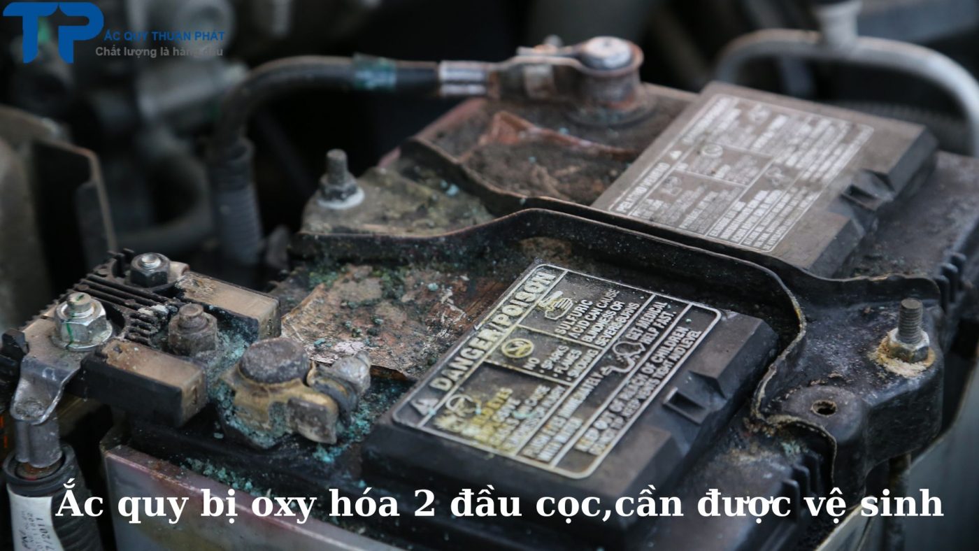 Ắc quy bị oxy hóa hai đầu cọc bình