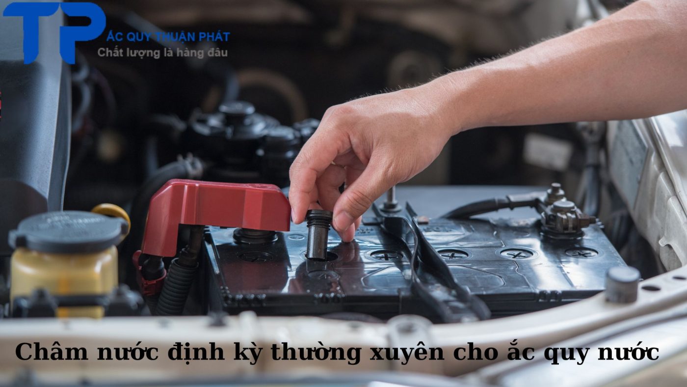 Châm nước bình định kỳ thường xuyên cho ắc quy nước