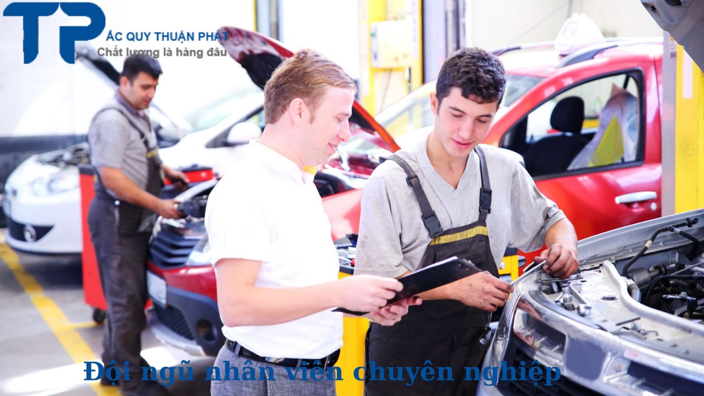 Đội ngũ nhân viên lắp đặt ắc quy chuyên nghiệp