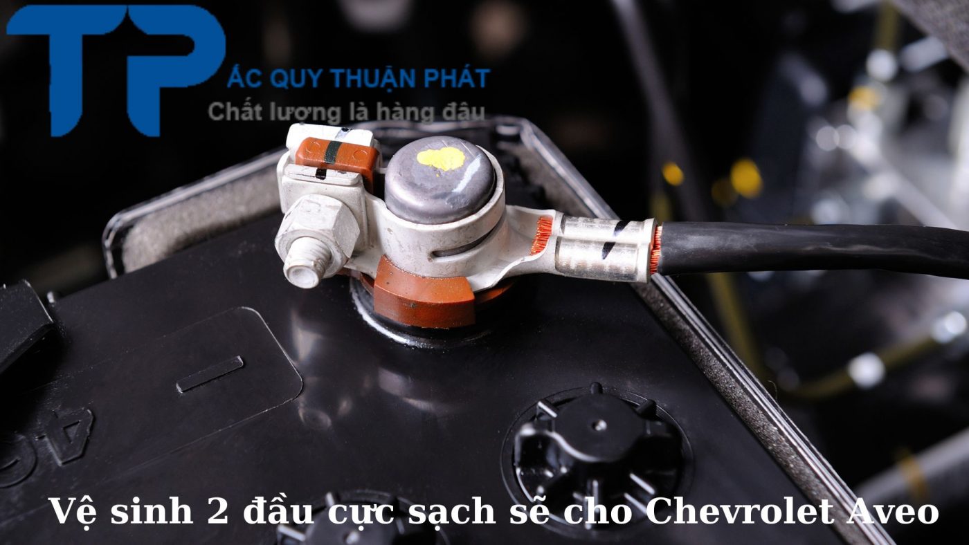 Vệ sinh 2 đầu cực sạch sẽ cho Chevrolet Aveo