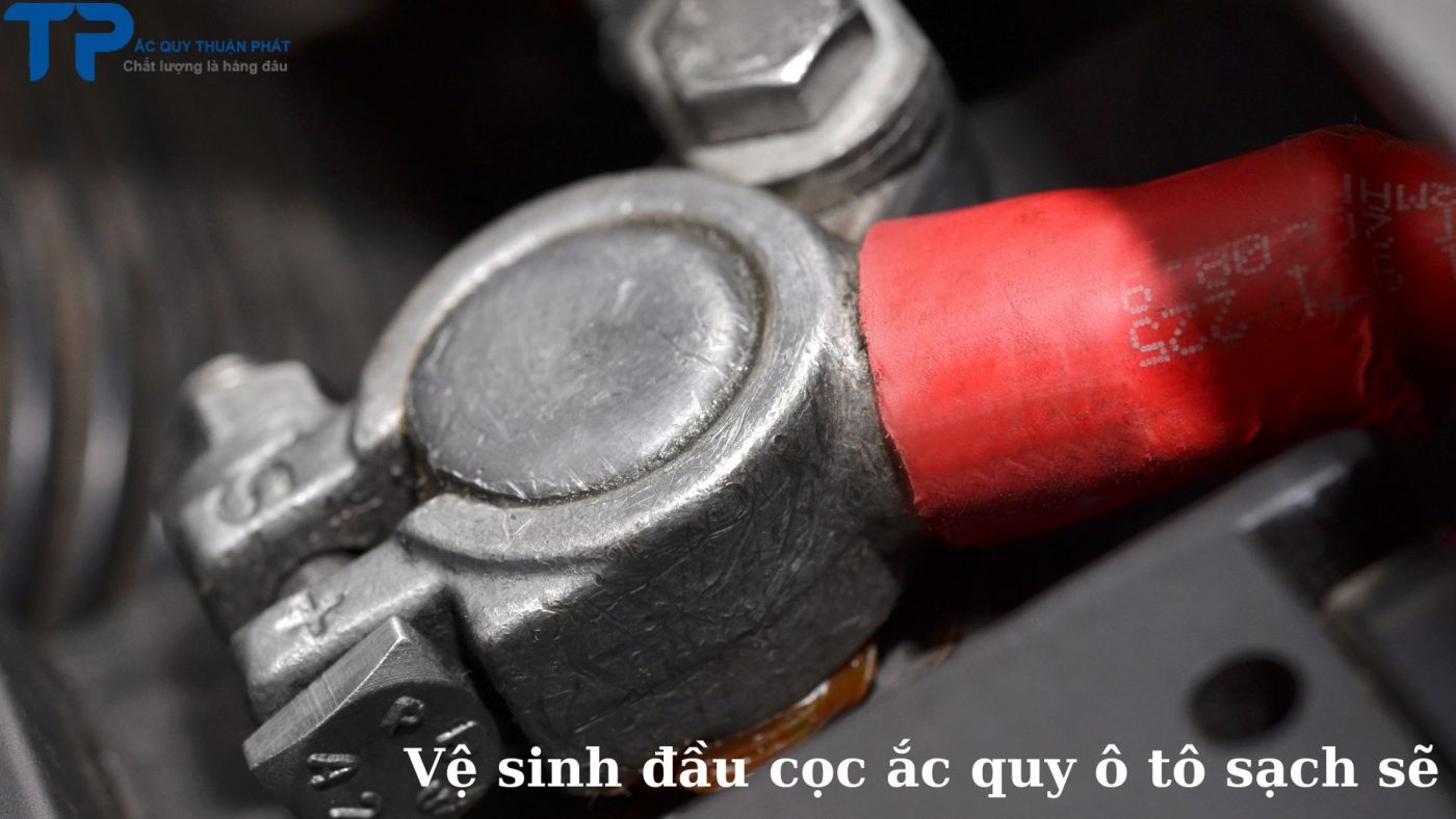 Vệ sinh đầu cọc ắc quy ô tô sạch sẽ