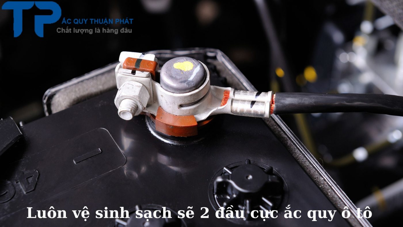 Vệ sinh sạch sẽ hai đầu cực ắc quy