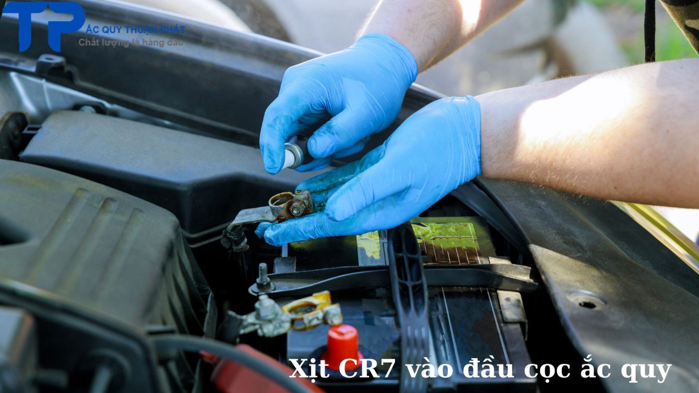 Xịt CR7 vào đầu cọc của ắc quy