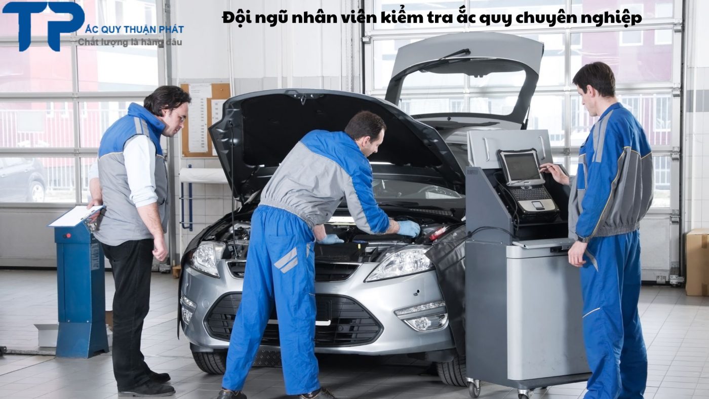 Đội ngũ nhân viên kiểm tra ắc quy chuyên nghiệp