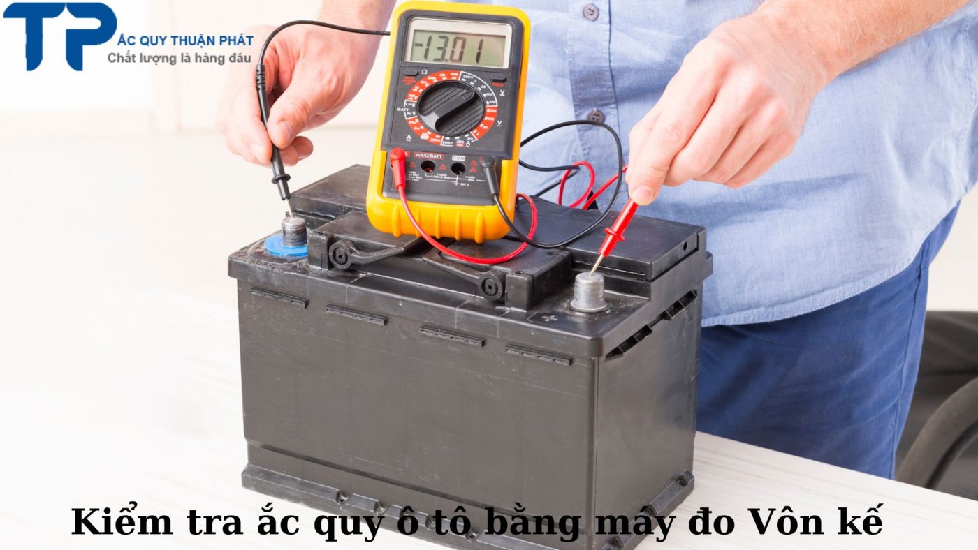 Kiểm tra ắc quy ô tô bằng máy đo vôn kế