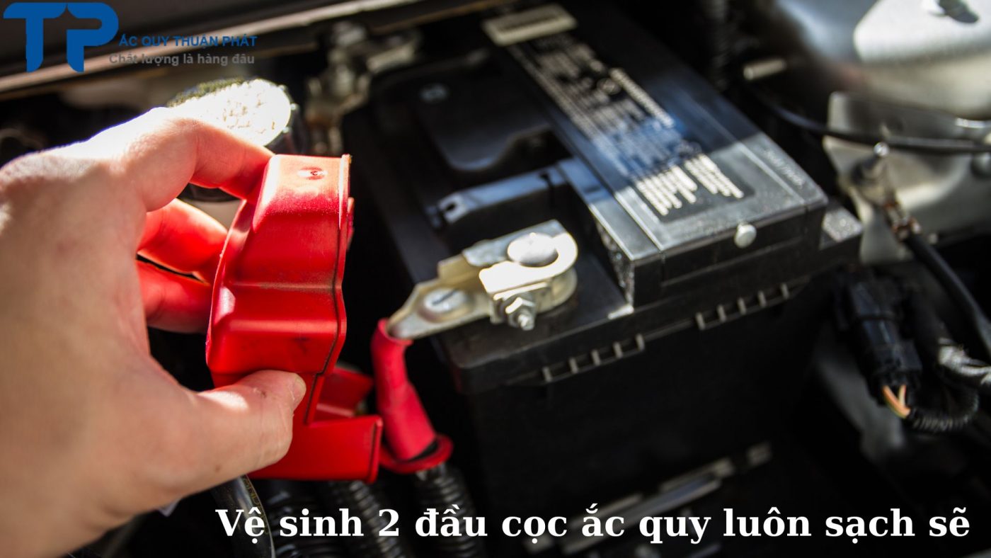 Vệ sinh 2 đầu cọc ắc quy luôn sạch sẽ