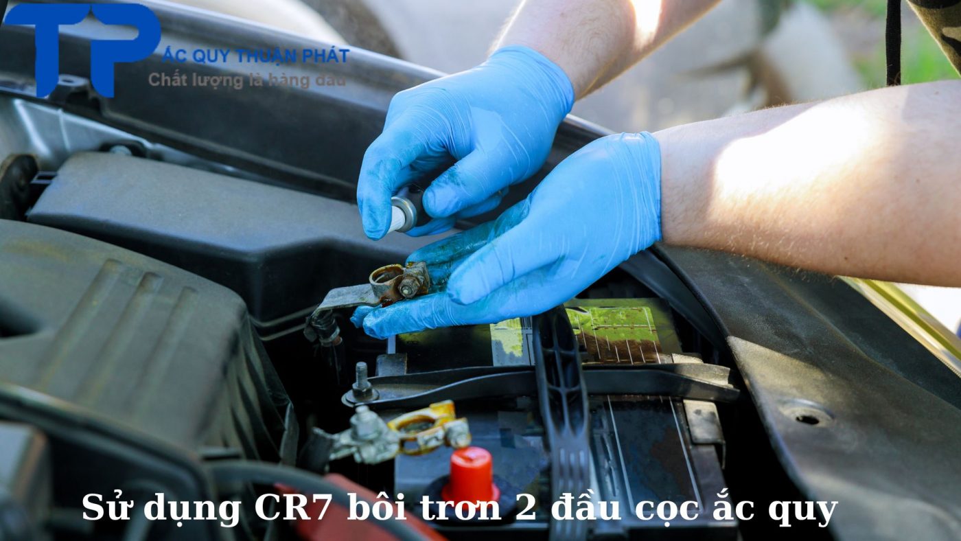 Sử dụng CR7 bôi trơn hai đầu cọc ắc quy