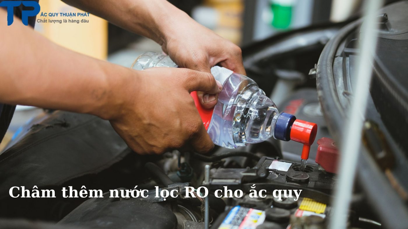 Châm thêm nước lọc RO cho ắc quy nước