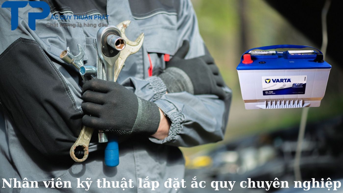 Nhân viên kỹ thuật lắp đặt ắc quy ô tô chuyên nghiệp