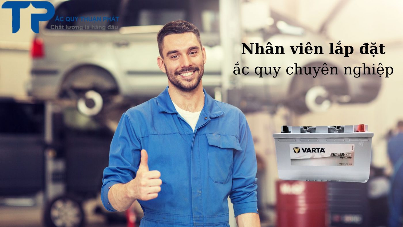 Nhân viên lắp đặt ắc quy chuyên nghiệp