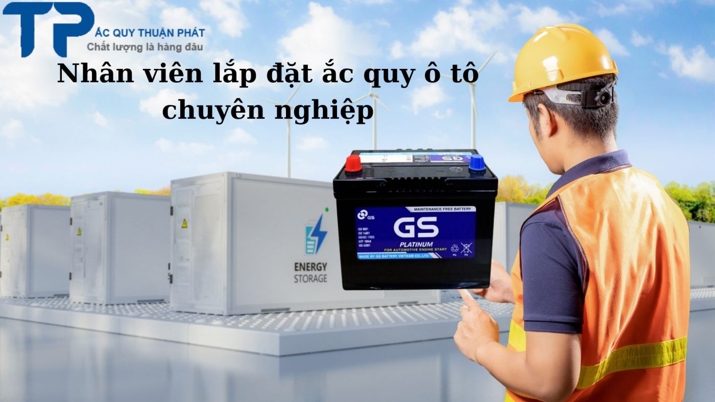 Nhân viên lắp đặt ắc quy ô tô chuyên nghiệp