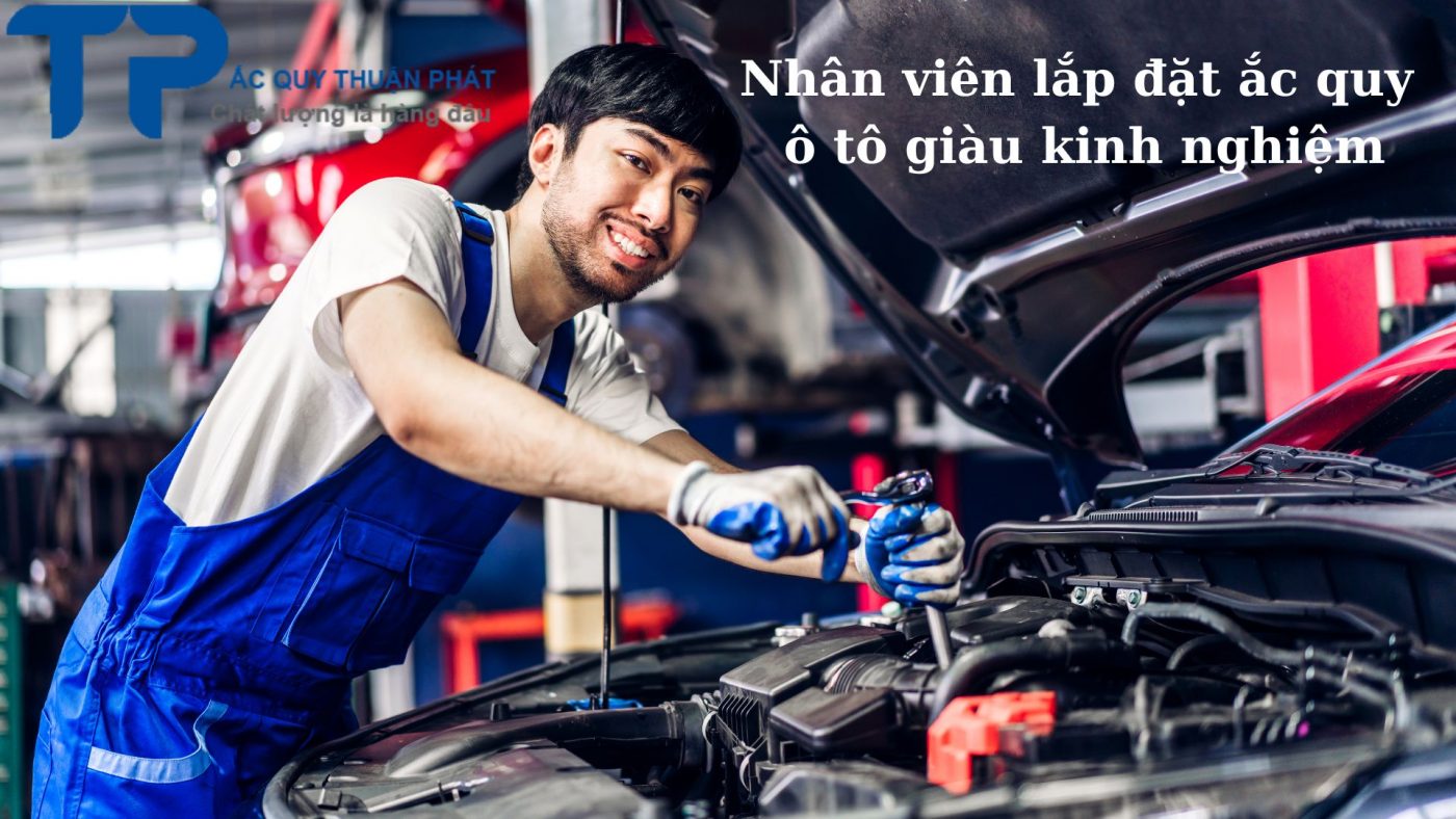 Nhân viên lắp đặt ắc quy ô tô giàu kinh nghiệm