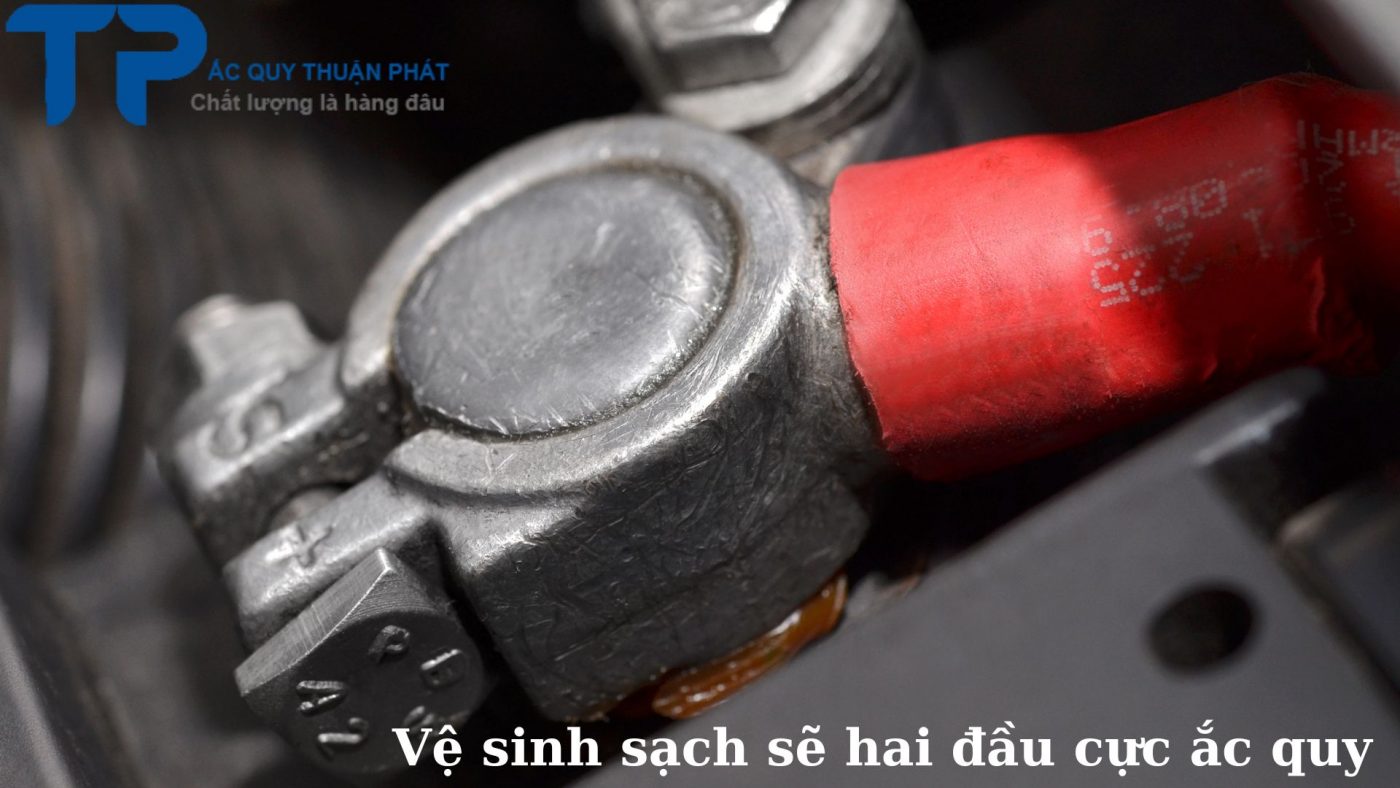 Vệ sinh sạch sẽ hai đầu cực ắc quy