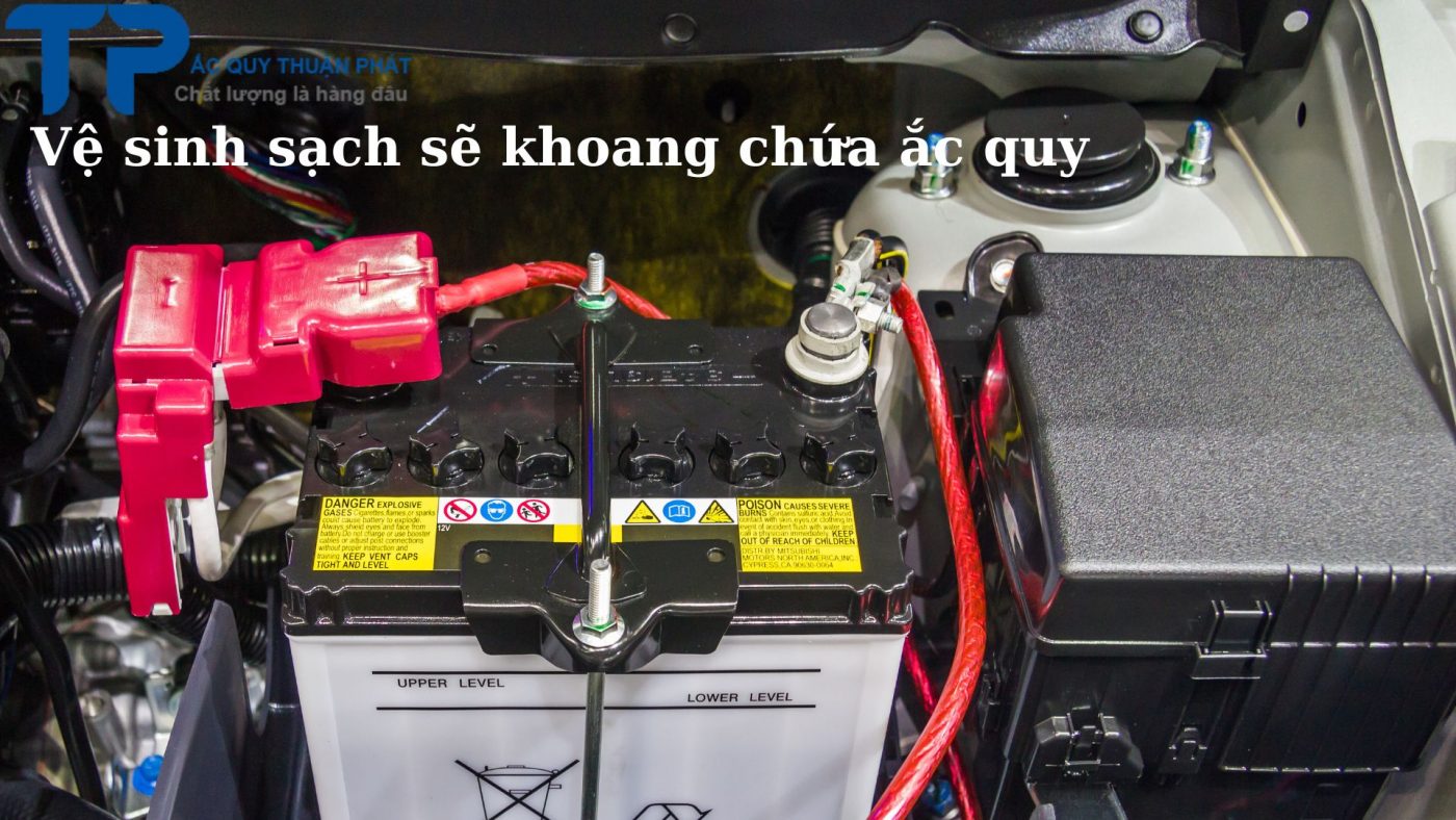 Vệ sinh sạch sẽ khoang chứa ắc quy