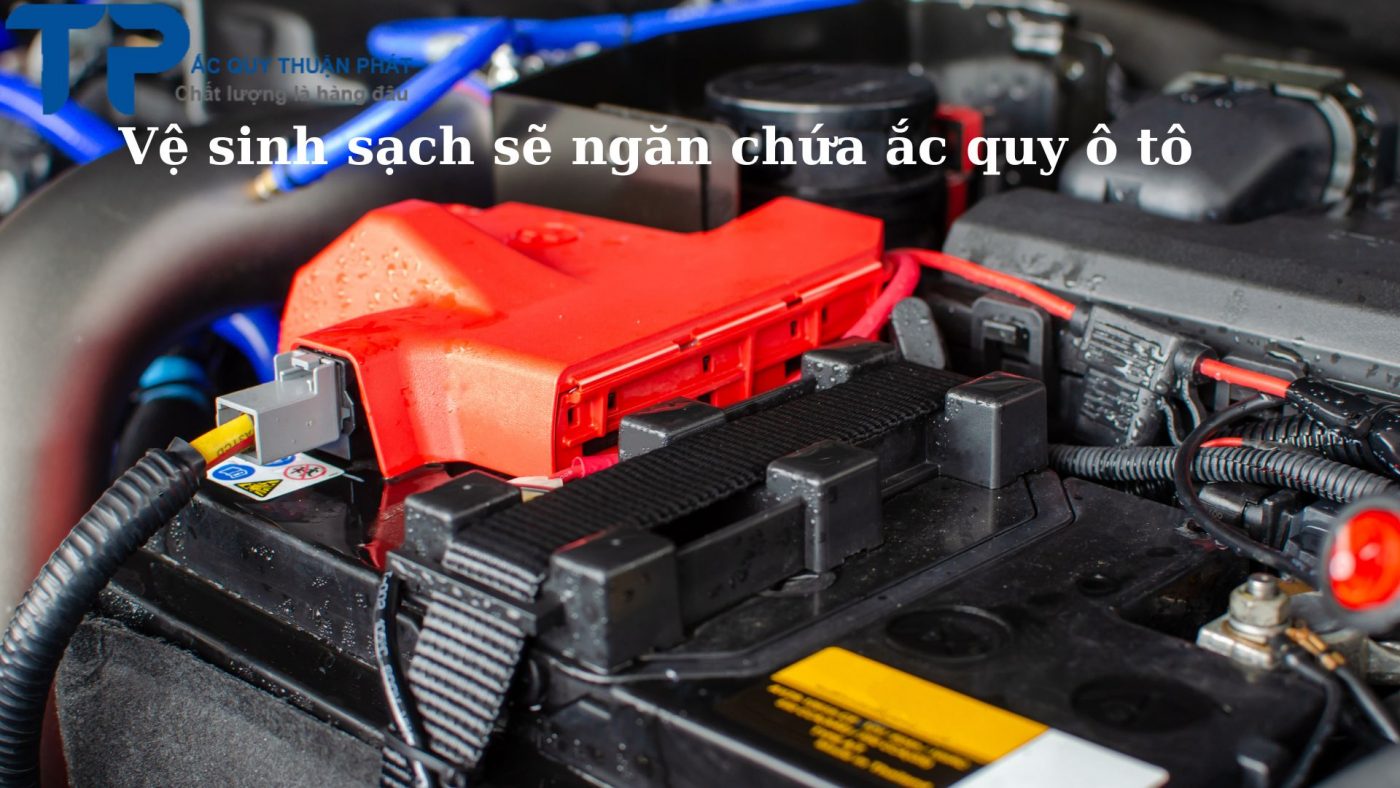 Vệ sinh sạch sẽ ngăn chứa ắc quy ô tô