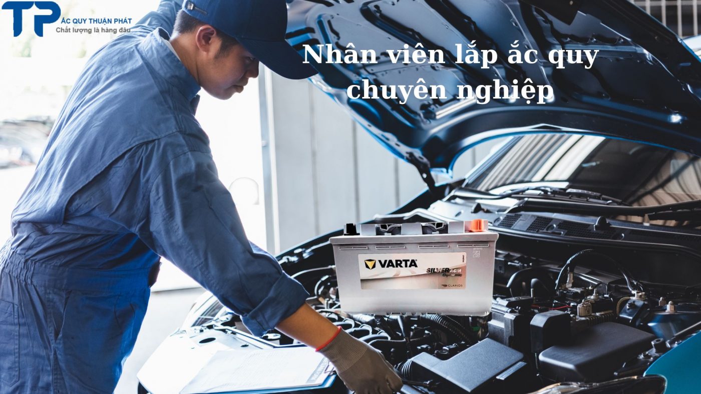 Nhân viên lắp đặt ắc quy chuyên nghiệp