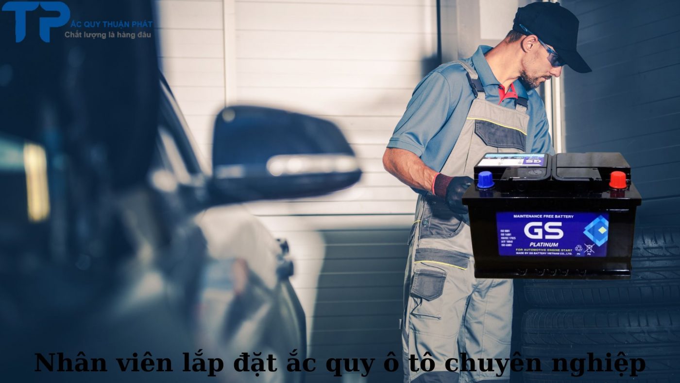 Nhân viên lắp đặt ắc quy ô tô chuyên nghiệp