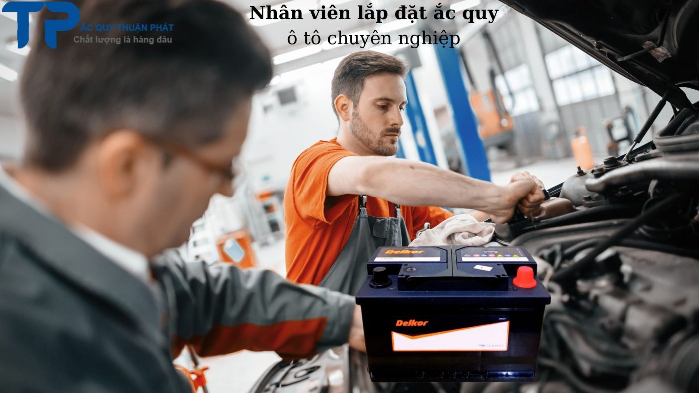 Nhân viên lắp đặt ắc quy ô tô chuyên nghiệp