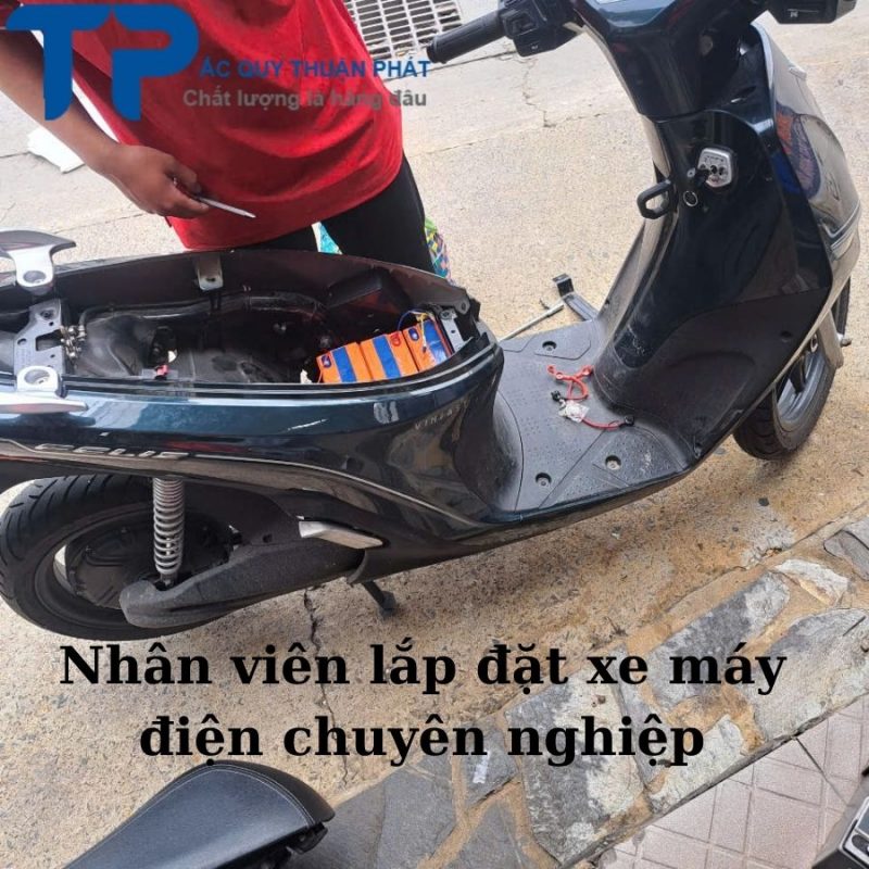 Nhân viên lắp đặt ắc quy xe máy điện chuyên nghiệp