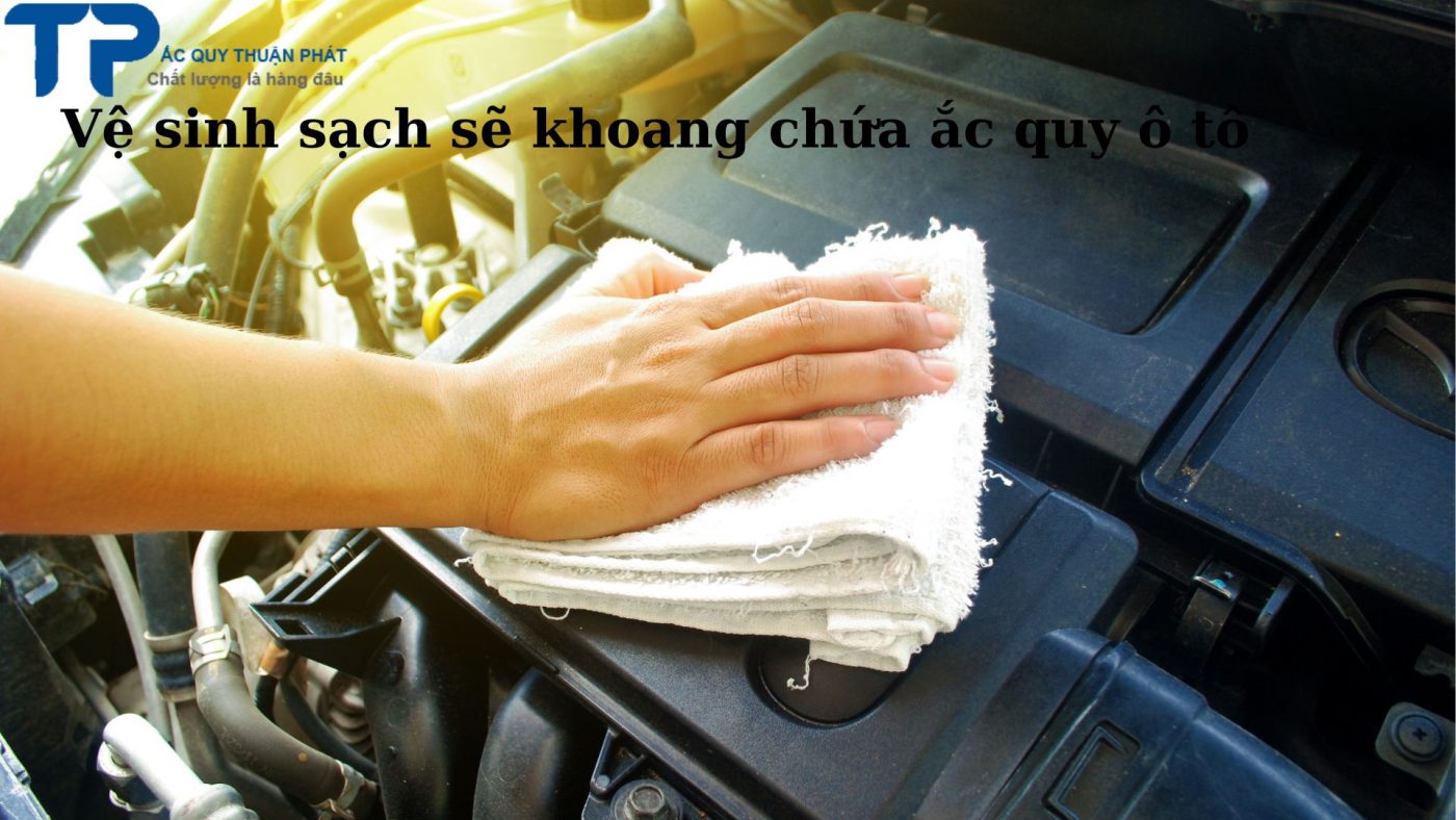 Vệ sinh sạch sẽ khoang chứa ắc quy ô tô