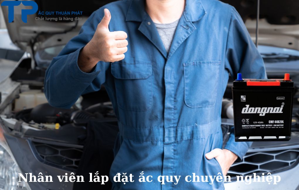 Nhân viên lắp đặt ắc quy chuyên nghiệp