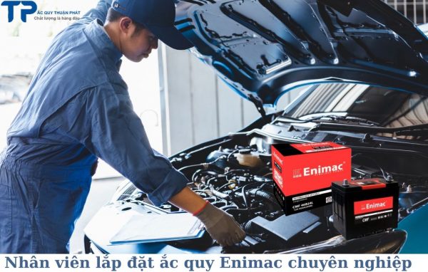 Nhân viên lắp đặt ắc quy ENIMAC chuyên nghiệp