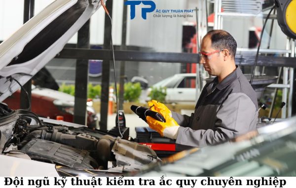 Đội ngũ kỹ thuật kiểm tra ắc quy chuyên nghiệp