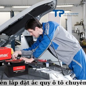 Nhân viên lắp đặt ắc quy ô tô chuyên nghiệp