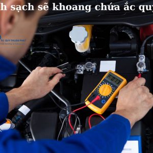 Vệ sinh sạch sẽ khoang chứa ắc quy ô tô