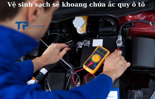 Vệ sinh sạch sẽ khoang chứa ắc quy ô tô