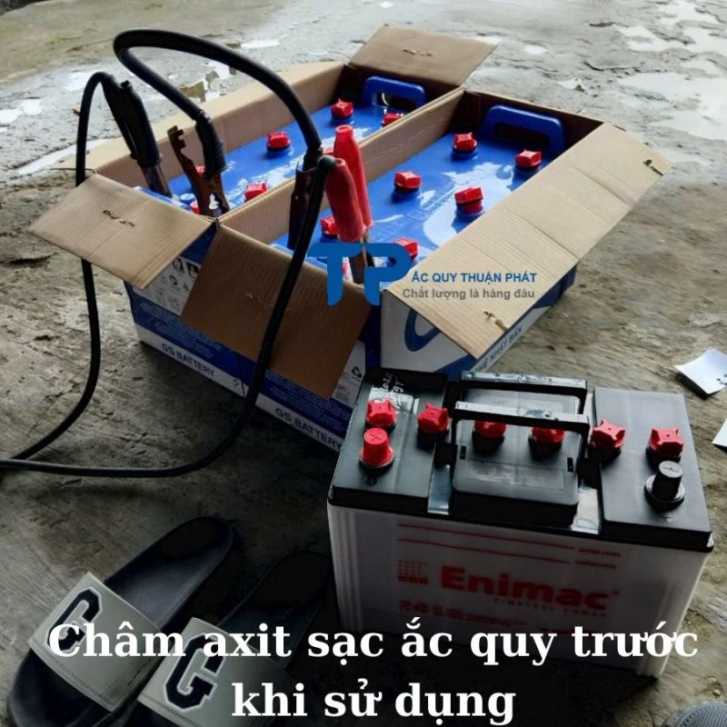 Châm Axit sạc ắc quy GS trước khi sử dụng