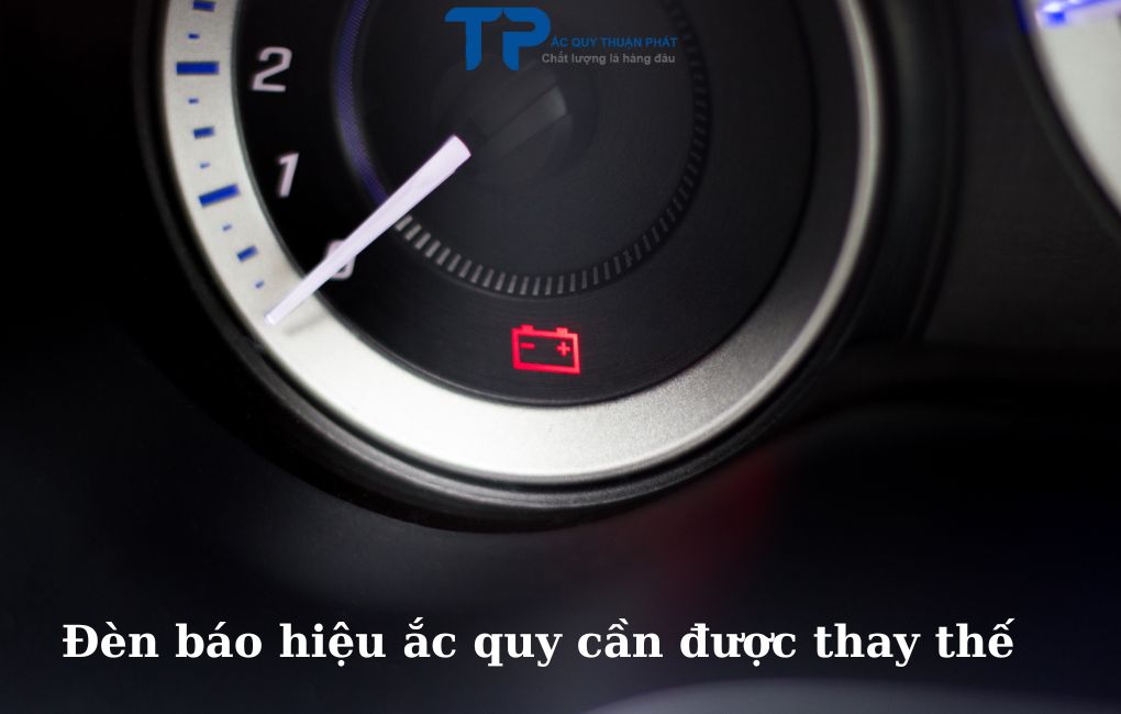 Đèn cảnh báo tín hiệu ắc quy yếu cần được thay thế