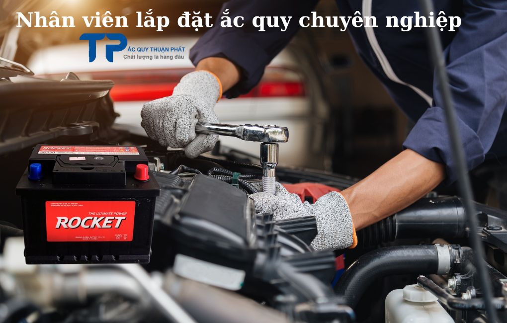 Nhân viên lắp đặt ắc quy chuyên nghiệp