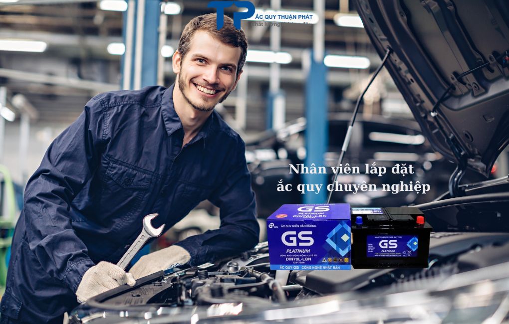 Nhân viên lắp đặt ắc quy chuyên nghiệp