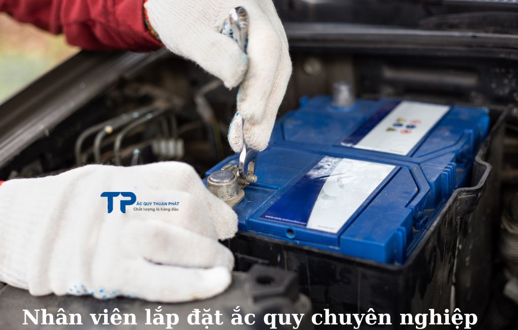 Nhân viên lắp đặt ắc quy chuyên nghiệp