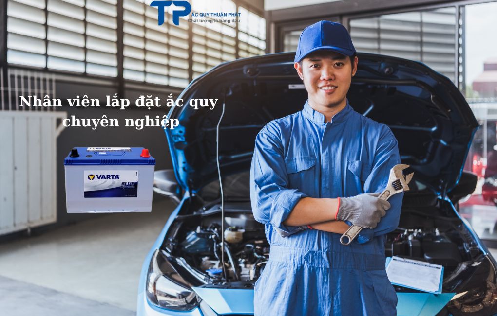 Nhân viên lắp đặt ắc quy chuyên nghiệp