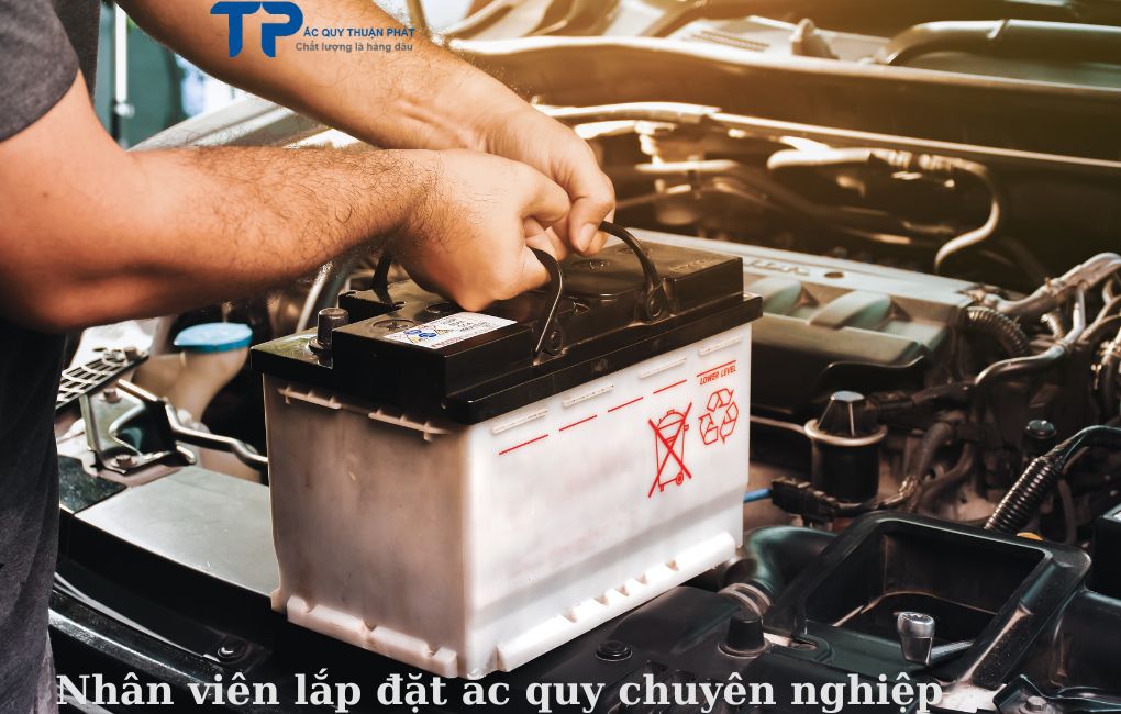 Nhân viên lắp đặt ắc quy chuyên nghiệp