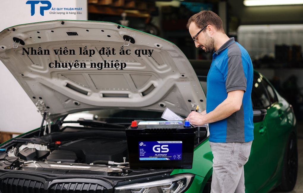 Nhân viên lắp đặt ắc quy chuyên nghiệp