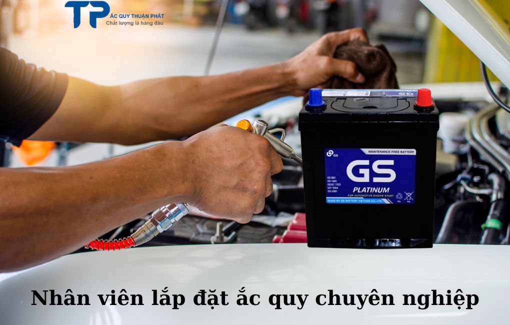 Nhân viên lắp đặt ắc quy chuyên nghiệp