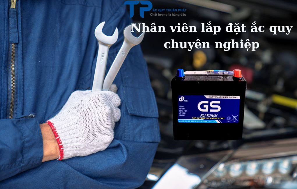 Nhân viên lắp đặt ắc quy chuyên nghiệp