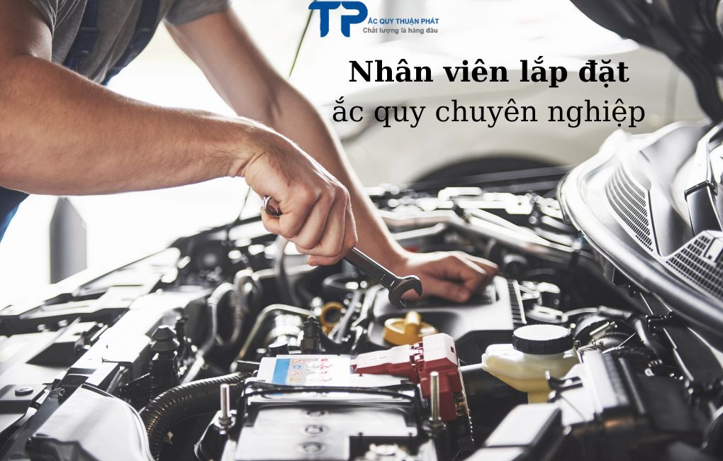 Nhân viên lắp đặt ắc quy chuyên nghiệp