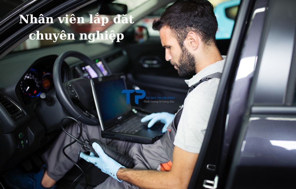 Nhân viên lắp đặt ắc quy chuyên nghiệp