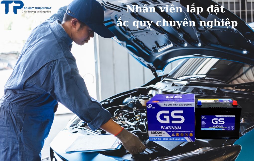 Nhân viên lắp đặt ắc quy chuyên nghiệp