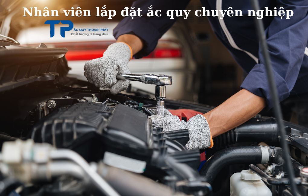 Nhân viên lắp đặt ắc quy chuyên nghiệp