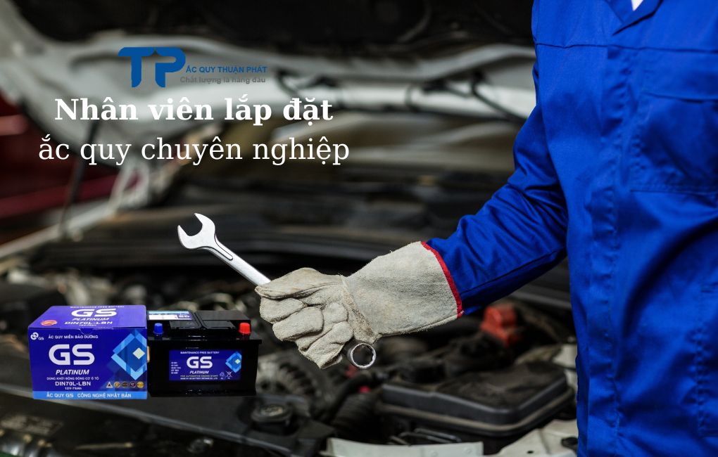 Nhân viên lắp đặt ắc quy chuyên nghiệp