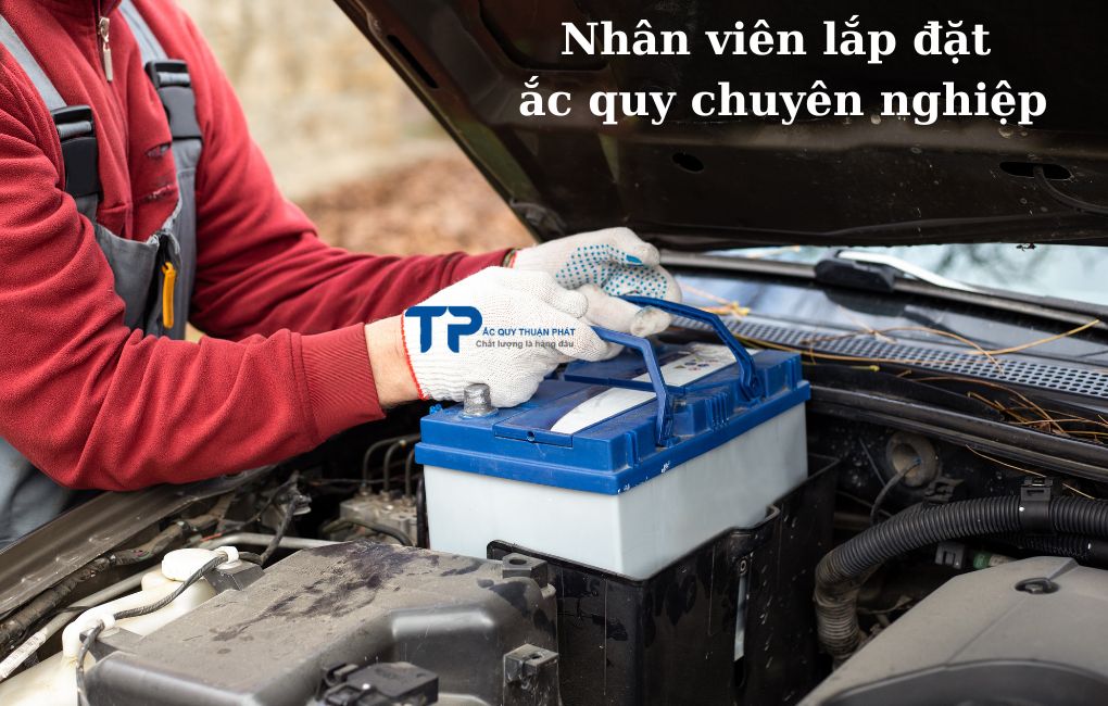 Nhân viên lắp đặt ắc quy chuyên nghiệp
