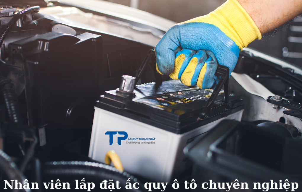 Nhân viên lắp đặt ắc quy ô tô chuyên nghiệp