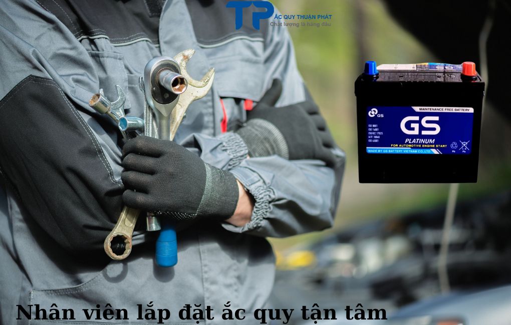 Nhân viên lắp đặt ắc quy tận tâm