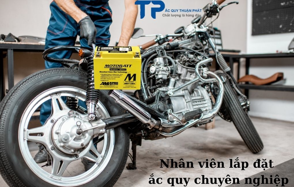 Nhân viên lắp đặt ắc quy chuyên nghiệp